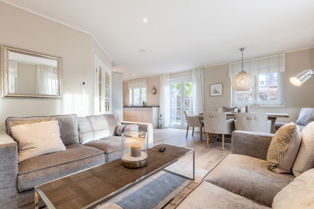 Wohnzimmer mit Esstisch in Ferienhaus auf Sylt