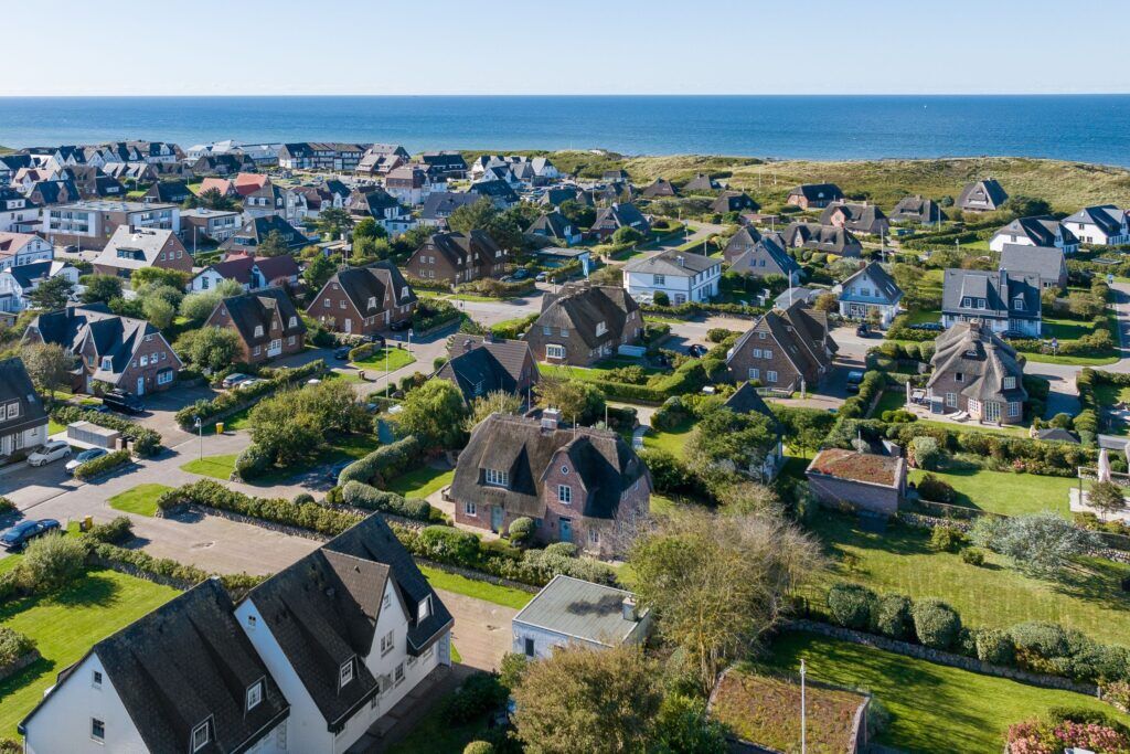 Blick über Ferienhäuser auf Sylt