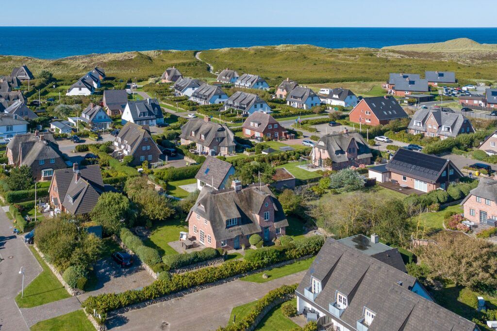 Blick über Ferienhäuser auf Sylt