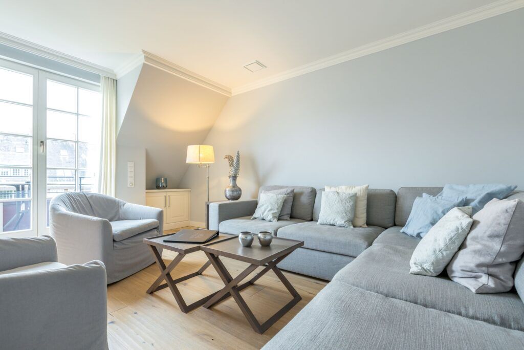Wohnzimmer mit Sofa in Ferienhaus auf Sylt
