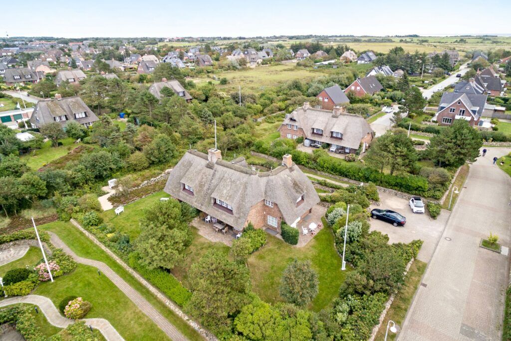 Blick über Ferienwohnungen und -häuser auf Sylt
