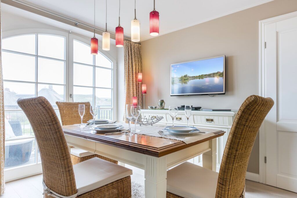 Esstisch und Fernseher in Ferienhaus auf Sylt